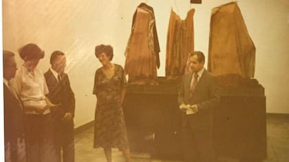 Feliza Bursztyn junto a uno de sus osados experimentos escultóricos llamado "La baila mecánica".