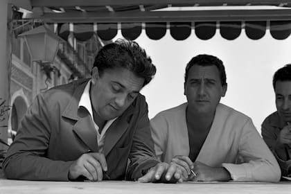Fellini y Sordi en Venecia, durante la presentación de Los inútiles