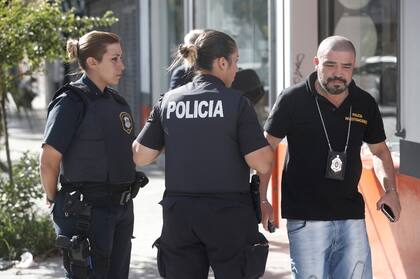 La policía realiza las pericias en el lugar del hecho