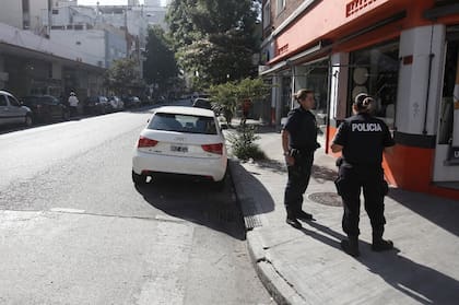 Se investiga quién es el hombre que se bajó de un automóvil y le pegó un tiro