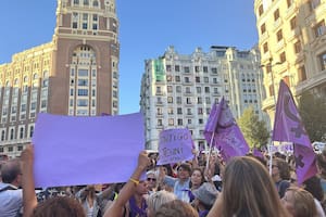 Grupos feministas y figuras políticas se movilizan en Madrid en favor de Jenni Hermoso y contra Luis Rubiales