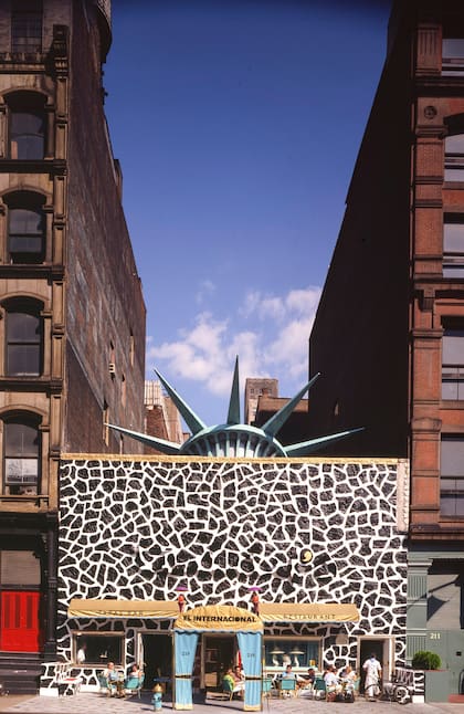 La fachada de El Internacional, con la reproducción de la corona de la Estatua de la Libertad en la terraza