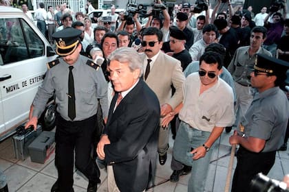 Fendrich en la puerta del juzgado, donde lo condenaron a ocho años de prisión por el robo al Banco Nación de Santa Fe (12-11-96)