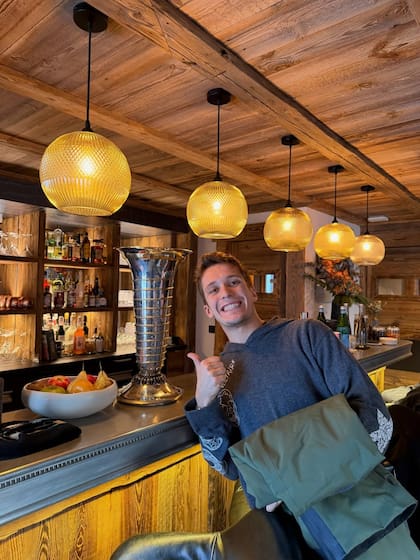 Fenestraz junto al trofeo de campeón de Norris (Foto: Instagram @sachafenestraz)