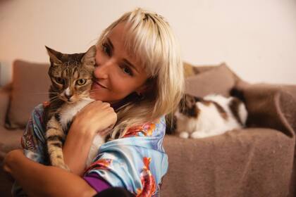 Fenna, junto a uno de sus gatos, posa en el living de su casa. 