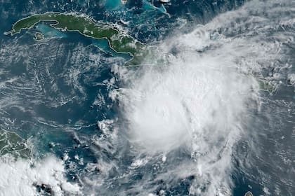 El Huracán Beryl continúa su camino previsto hacia el sudoeste del Golfo de México (Photo by HANDOUT / NOAA/GOES / AFP)