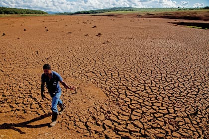 Greenpeace carries out an expedition to the main surface water sources in the south east region of Brazil, where millions of people are threatened by water shortage since 2014. 
It’s way after due time our governments understand that with no forest, there’s no water –  Cristiane Mazzetti, Greenpeace’s Forest campaigner.