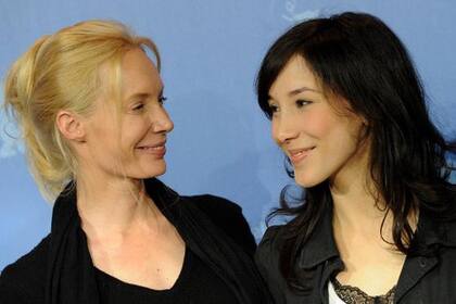 Feo Aladag junto a la protagonista de La extraña, Sibel Kekilli