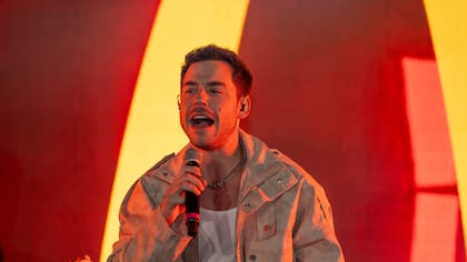 Fer Dente regaló un show único en la inauguración del restaurante de comida rápida en Rosario.