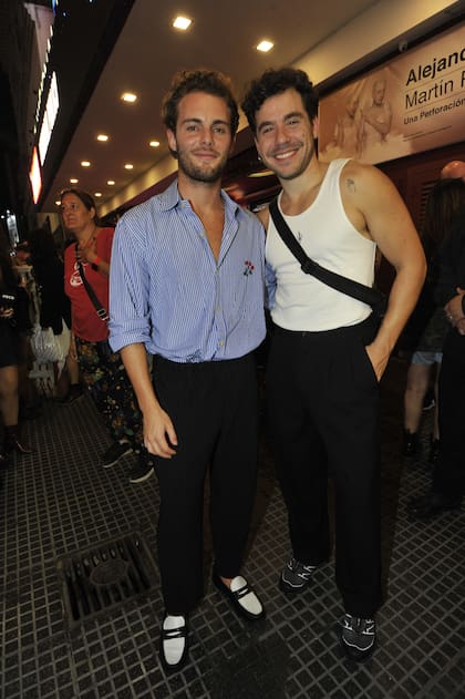 Fer Dente también tuvo su regreso triunfal a los escenarios después de cuatro años. Lo hizo con Company, el musical de Broadway de 1970 que él dirige y protagoniza en el Teatro Nacional Sancor Seguros. Su novio, el actor Pablo Turturiello, lo acompañó ayer durante la función de prensa