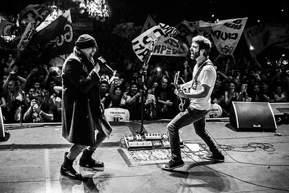 Fer Ruiz Díaz, uno de los invitados de la noche, canta una versión desenfrenada de "Existir"