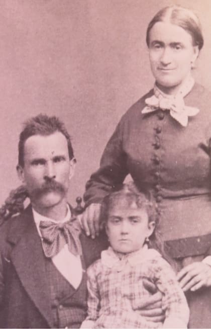 Ferdinand Cheval, su esposa Philomene y su hija Alice.
