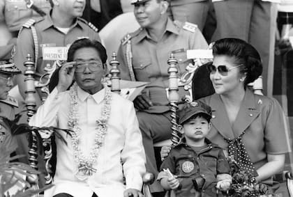  Ferdinand Marcos con su esposa Imelda en 1985