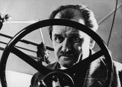 Ferdinand Porsche (1875-1951) tomó el pedido de Hitler y diseñó "el auto del pueblo". (Photo by Keystone/Hulton Archive/Getty Images)