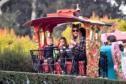 Fergie, sonriente en Disneyland con su hijo de seis años, Axl, y una amiguita del pequeño