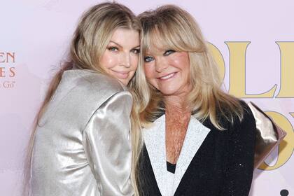 Fergie fue una de las invitadas especiales al aniversario de la fundación de Goldie Hawn y no dudó en posar muy divertida y amorosa para las cámaras con la protagonista absoluta del evento