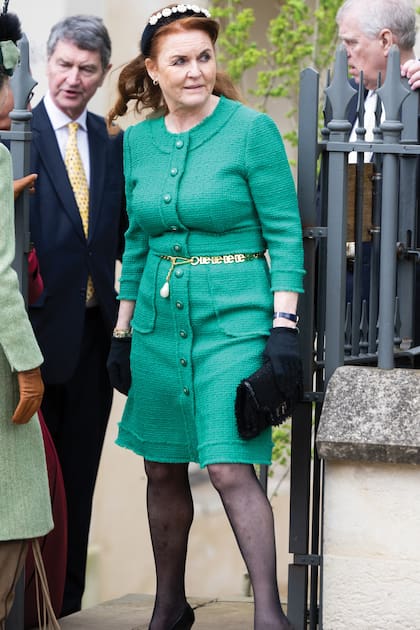 Fergie, la exmujer del príncipe Andrés, con un vestido de Dolce & Gabbana, zapatos de Chanel y vincha bijou de Roseings London.