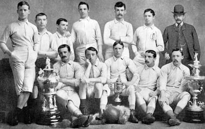 Fergus Suter jugó en Patrick, Darwen y Blackburn Rovers; ganó tres veces seguidas la FA Cup en la década de 1880