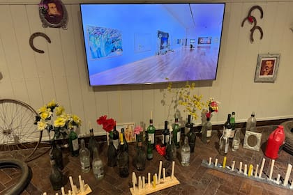 Feria a.362 de Resistencia, un altar para la Difunta Correa pintada por Berni, que se ve a través de un video transmitido desde la Colección Fortabat