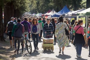 La feria oculta en un pulmón verde porteño que atrae a multitudes cada vez que se hace