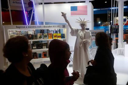 Una estatua viviente en el espacio de los Estados Unidos