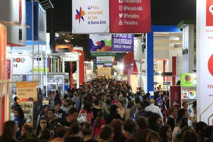 Miles de personas visitan la Feria del Libro cada año