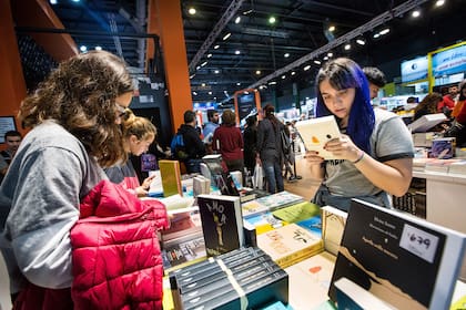 Este año no habrá presentaciones presenciales ni largas filas para que los autores famosos firmen ejemplares, postales habituales de la Feria del Libro porteña
