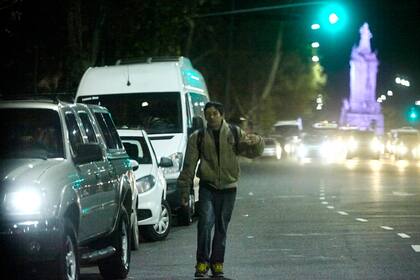Feria del Libro. La avenida Sarmiento es un botín preciado para los trapitos por la cantidad de automovilistas que necesitan estacionar para ir a La Rural, al zoológico y el Rosedal