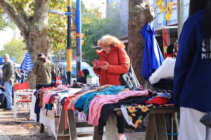Feriantes desalojados de Playa Bristol instalaron sus carpas frente al palacio municipal, sobre la avenida Luro