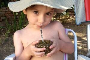 Fermín, a los 7 años, disfruta cada día rodeado del amor de su familia y amigos.