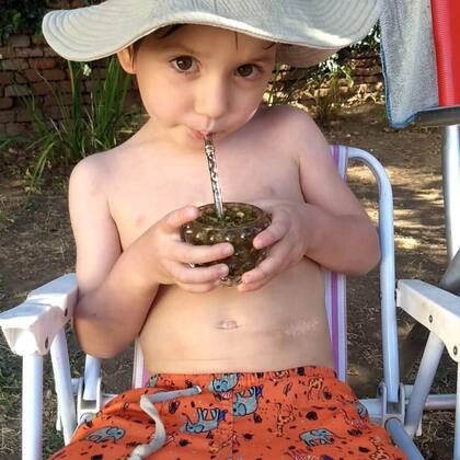 Fermín, a los 7 años, disfruta cada día rodeado del amor de su familia y amigos.