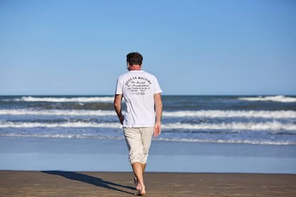 Fermín Besteiro, amante del mar, combina su iniciativa privada con una identidad profundamente ligada a la vida costera