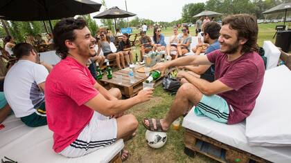 Fermín García Terán y Mateo Pereyra Iraola se relajan en Areia después del partido