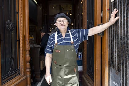 Fermín González en la puerta de su local