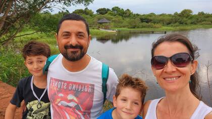 Fermín junto a sus padres y su hermano mayor.