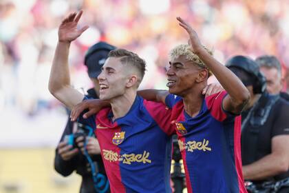 Fermín Lopez y Lamine Yamal del Barcelona celebran la victoria en el "Clásico" ante el Real Madrid en la liga española el domingo 11 de mayo del 2025. (AP Photo/Joan Monfort)