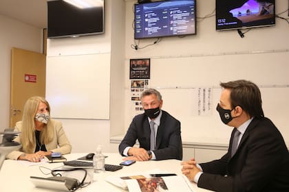 Fernán Saguier, con José Del Rio (secretario general) y Gail Scriven (prosecretaria general)