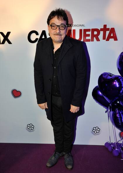 Fernan Mirás, el director del film, optó por un look total black de pies a cabeza
