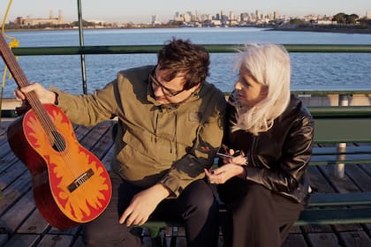 Fernán Mirás y Cecilia Dopazo en el documental Leyenda feroz, con la guitarra empleada en el film que protagonizaron