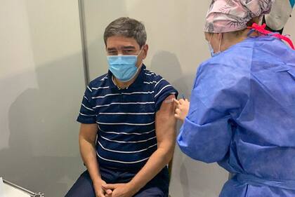 El ministro de Salud porteño, Fernán Quirós, recibió el martes la primera dosis contra el coronavirus