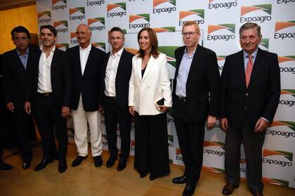 Eugenio Schlossberg (Expoagro), Manuel Passaglia (intendente de San Nicolás), José Aranda (Clarín), Fernán Saguier (LA NACION), la gobernadora María Eugenia Vidal, Juan Curutchet (Banco Provincia), José Claudio Escribano (LA NACION), entre otros, en el evento de Expoagro