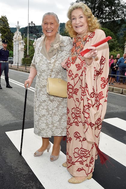 Fernanda Biffi en la boda de su nieto Pierre y Beatrice Borromeo (celebrada en 2015) junto a Paola Marzotto, la abuela de la novia.