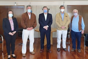 Fernanda González, ministra de la Producción de La Pampa; Nicolás Pino, presidente de la Rural; Sergio Ziliotto, gobernador de La Pampa, Marcos Pereda, vicepresidente de la Rural, y Juan Botting, director de La Pampa de la SRA