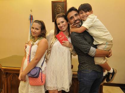 Fernanda Iglesias junto a su esposo, Pablo Nieto, y sus hijos