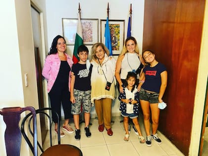 Fernanda junto a su mamá, su hermana melliza y sus sobrinos.