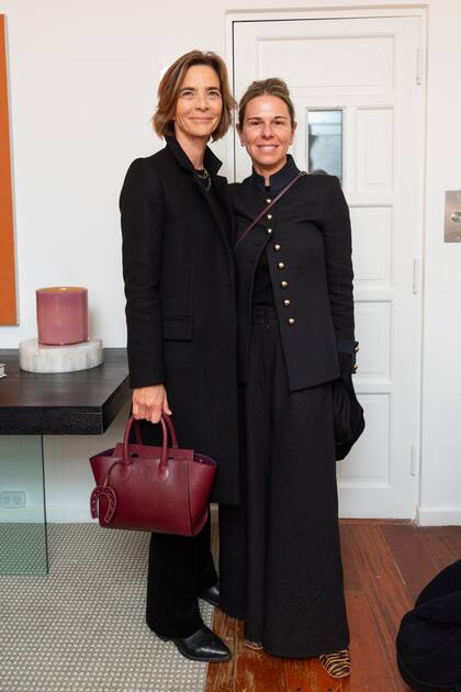Fernanda Magnasco y Faustina Figueroa Alcorta sumaron tendencia a sus outfits con cartera bordó y mocasines de estampa animal.
