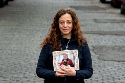 Fernanda Mariotti posa con la foto de su mamá