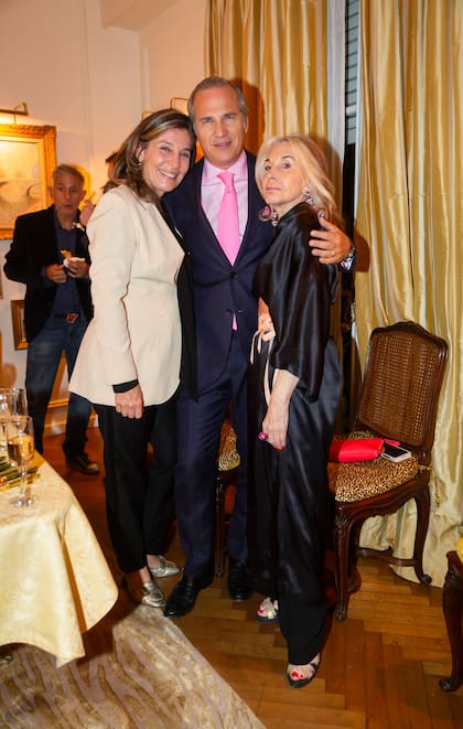 Fernanda Martínez Castro, Javier Iturrioz y la interiorista Roxana Punta Álvarez. Los dos últimos acordaron encontrarse en Milán los próximos días, adonde viajarán a la Semana del Diseño.