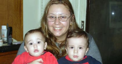 Fernanda radiante con Juan José y María Carolina, sus hijos mellizos