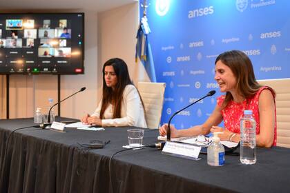 Fernanda Raverta, directora ejecutiva de la Anses, y Luana Volnovich, titular del PAMI